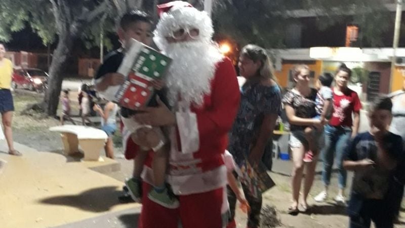 Papá Noel llevó alegría a los niños en Recreo