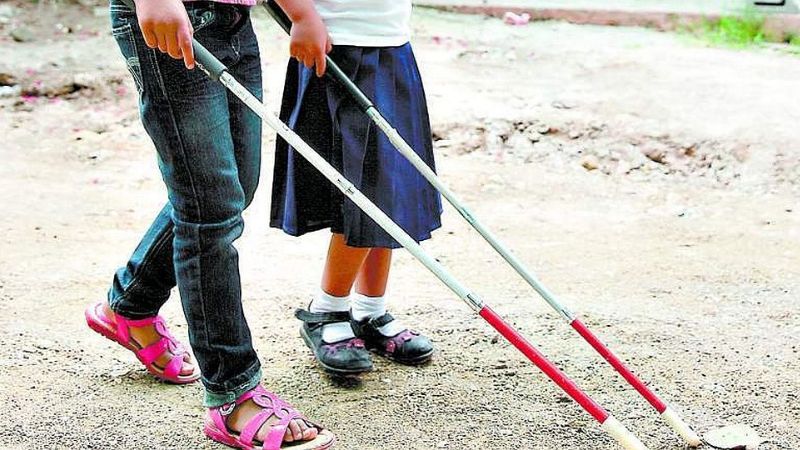 Reglamentan uso de bastón rojo y blanco para personas con sordoceguera