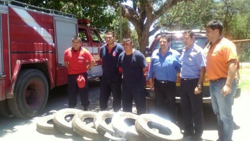 Bomberos Voluntarios de Valle Viejo recibieron donación de Defensa Civil y la Policía