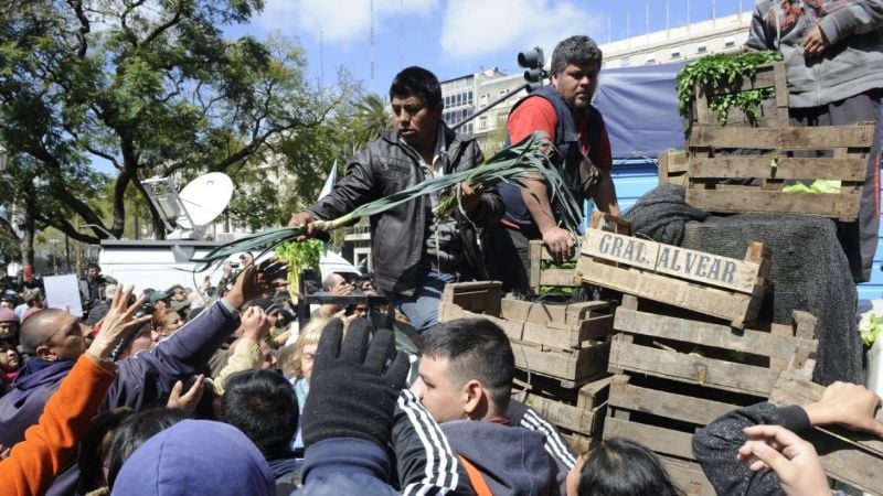 “Verdurazo” de productores frente al Congreso a favor de los jubilados