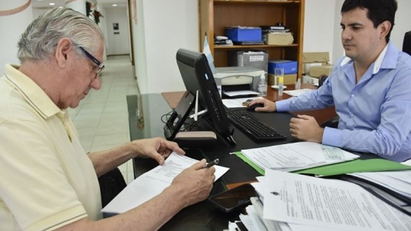 Última entrega del préstamo al colegio FASTA