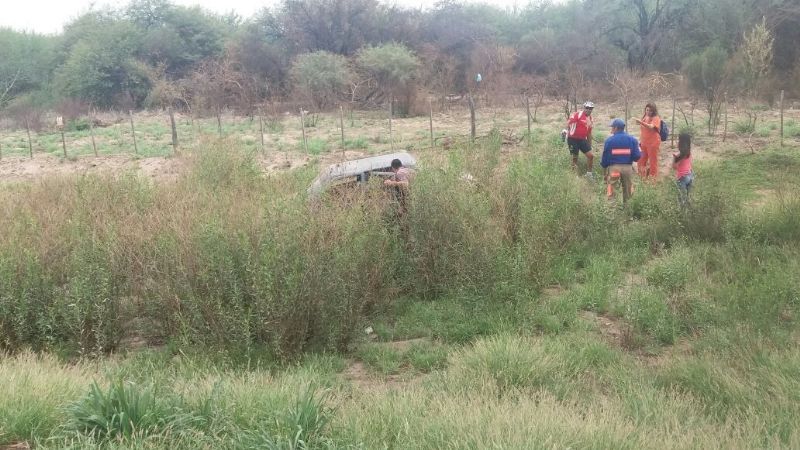 Volcó un auto en la rotonda del country