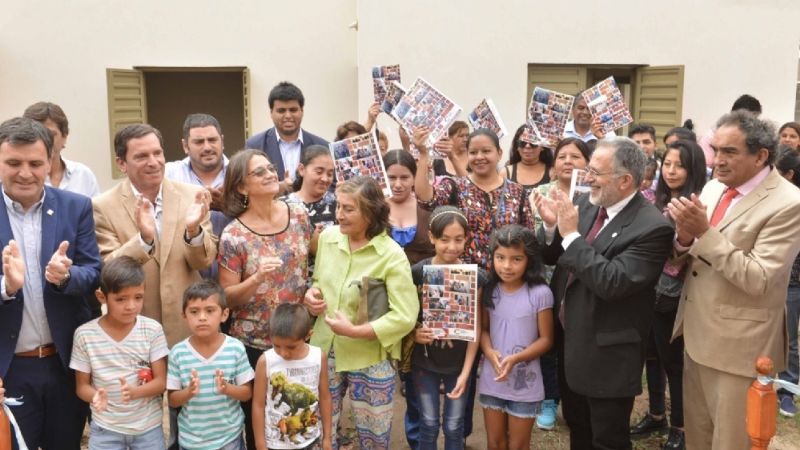 La gobernadora Corpacci entregó viviendas en Belén