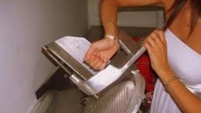 Se hirió una mano mientras cortaba fiambres