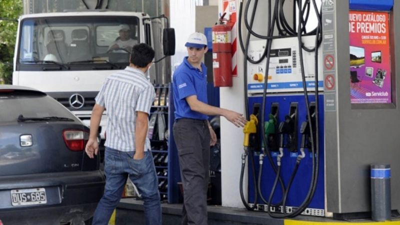 Podría aumentar el precio de la nafta por la suba del dólar