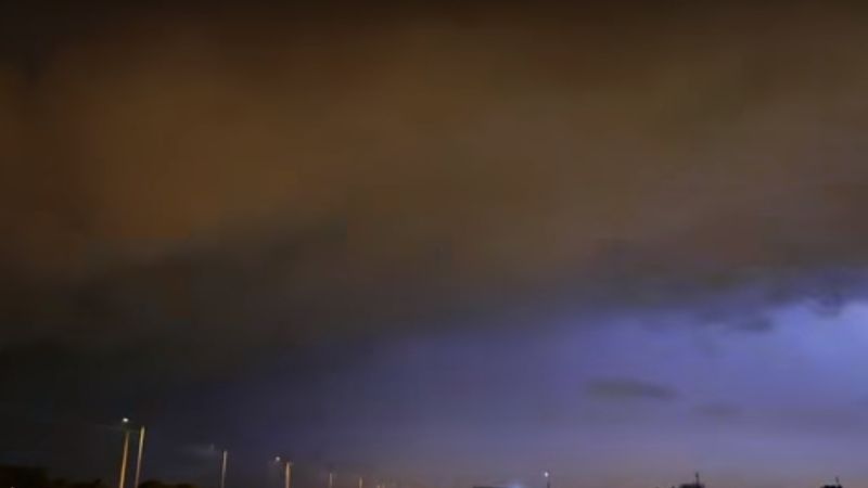 Impresionante video en medio de la lluvia y truenos