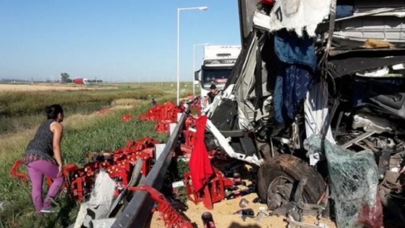 Aprovecharon un choque fatal para robarse las gaseosas