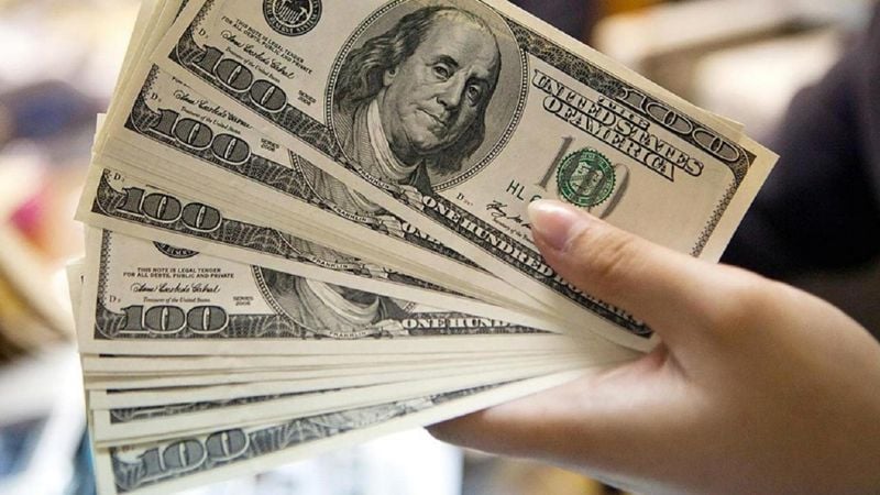 Tras tocar récord, el dólar se desinfla 26 centavos y cotiza a $19,18
