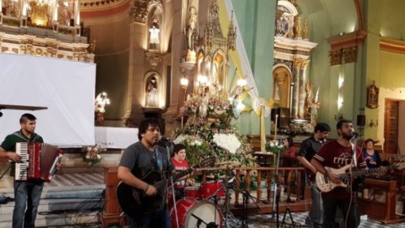 Con un recital de Ariel Glaser los jóvenes honraron a la Madre del Valle