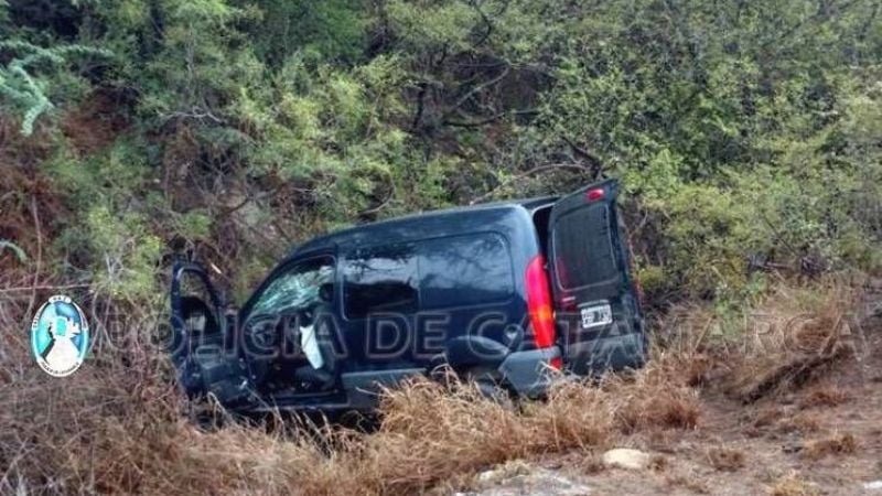 Utilitario en el que iban 6 jóvenes se salió de la ruta y chocó contra la montaña