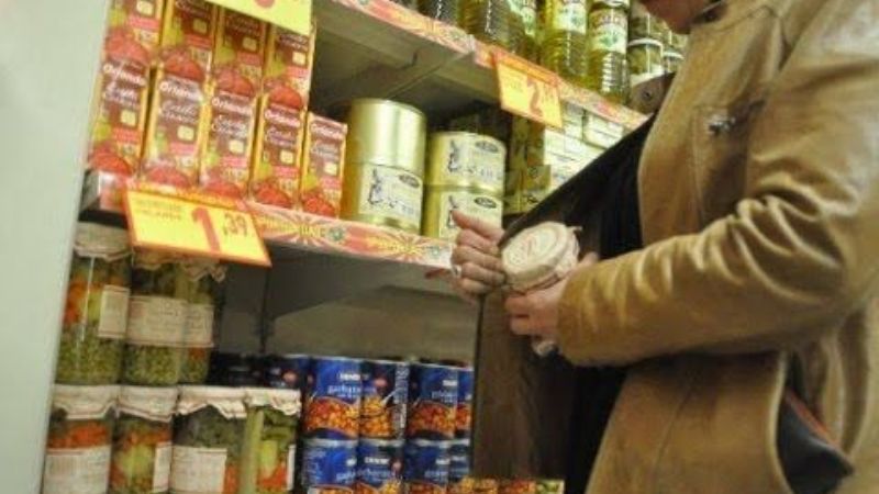 La sorprenden robando en el super