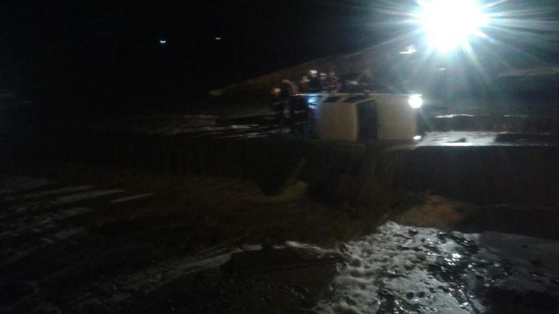 Volcó una camioneta en el río que une San José con Palo Seco