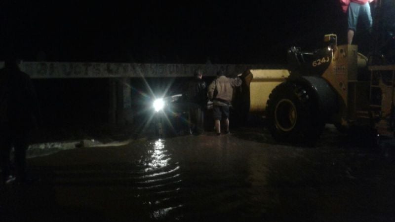 Volcó una camioneta en el río que une San José con Palo Seco