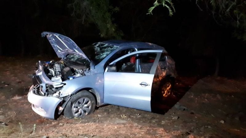 Impactó contra un árbol y volcó en Andalgalá