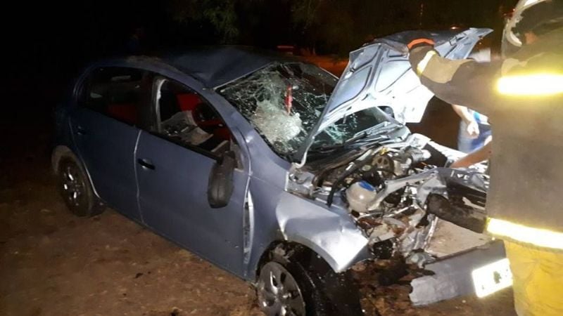 Impactó contra un árbol y volcó en Andalgalá