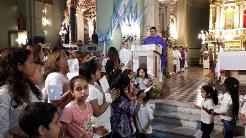 Homenaje de los niños a la Virgen del Valle