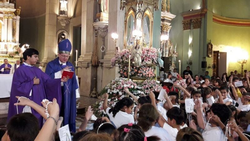 Homenaje de los niños a la Virgen del Valle