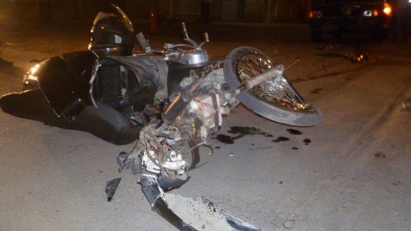 Motociclista chocó contra un auto estacionado
