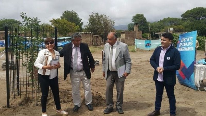 Intendente Gómez entregó terreno para construir una EPET