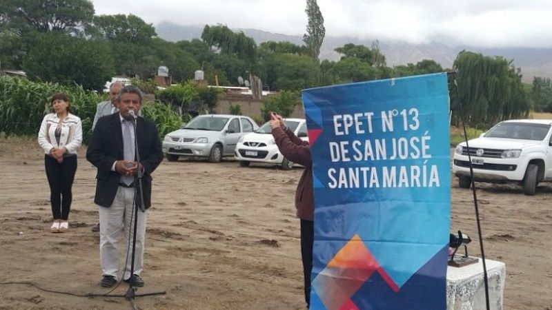 Intendente Gómez entregó terreno para construir una EPET