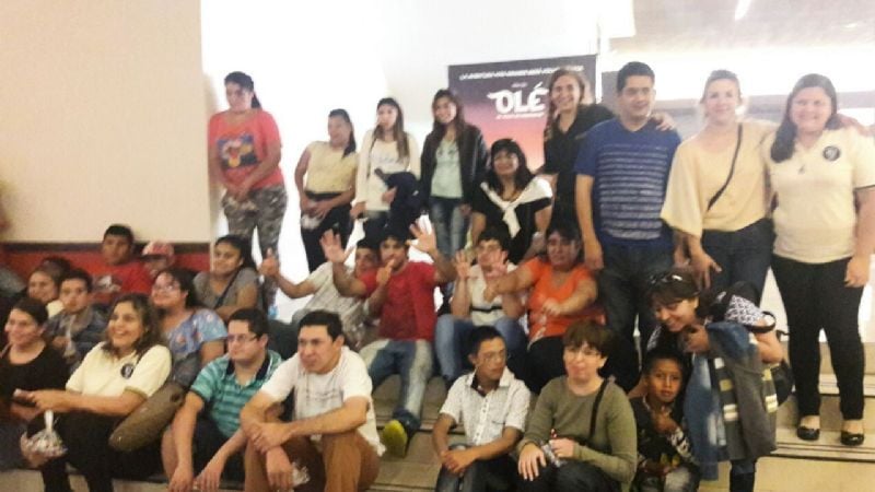Niños de escuela especial conocieron el cine