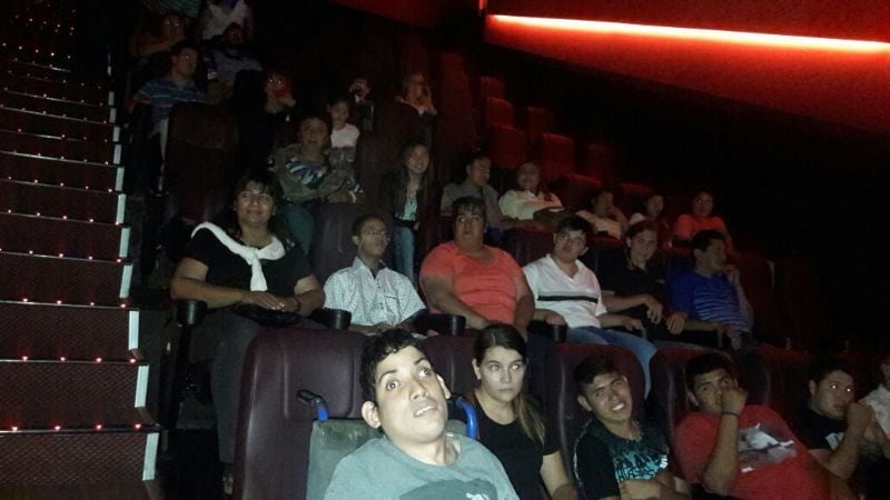 Niños de escuela especial conocieron el cine