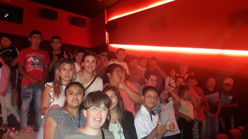 Niños de escuela especial conocieron el cine