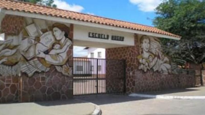 Alumna le contó a la maestra que su mamá la golpeaba