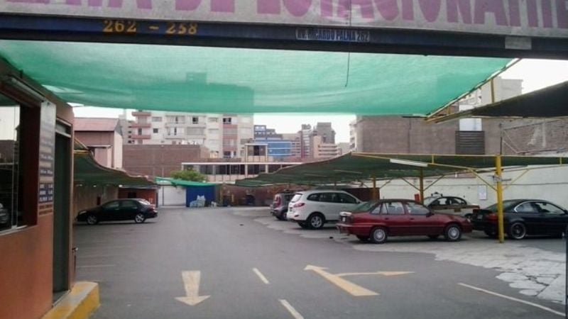 Robaron un auto de una playa de estacionamiento
