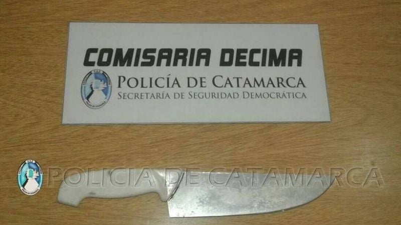 En la plaza 25 de Mayo detienen a una mujer que tenía un cuchillo