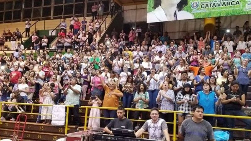 Mil personas vivieron el concierto de oración de la Hermana Glenda