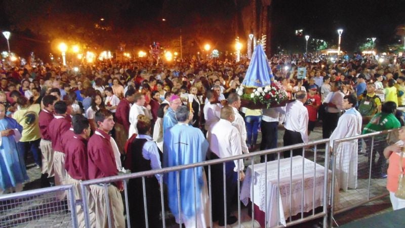 Procesión con antorchas alrededor de la plaza 25 de Mayo