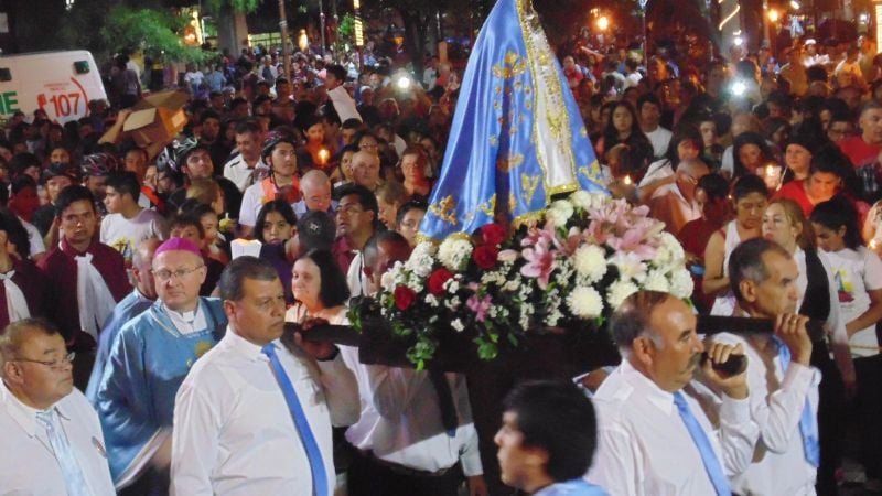 Procesión con antorchas alrededor de la plaza 25 de Mayo