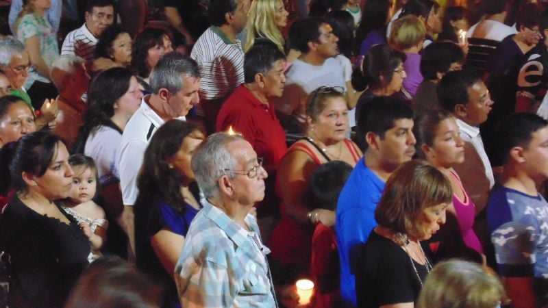 Procesión con antorchas alrededor de la plaza 25 de Mayo
