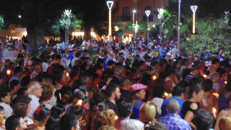 Procesión con antorchas alrededor de la plaza 25 de Mayo