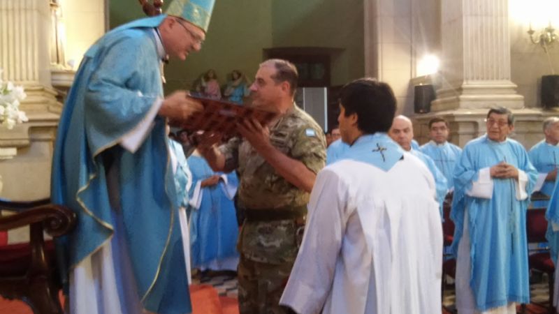El Ejército llegó corriendo a rendir honores a la Virgen