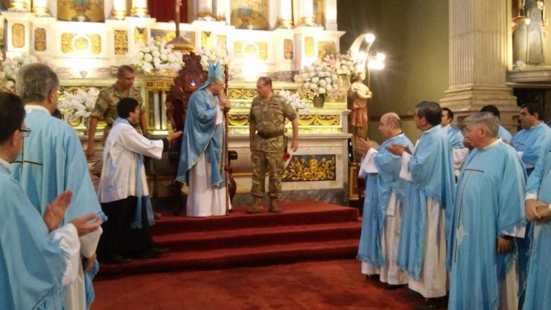 El Ejército llegó corriendo a rendir honores a la Virgen