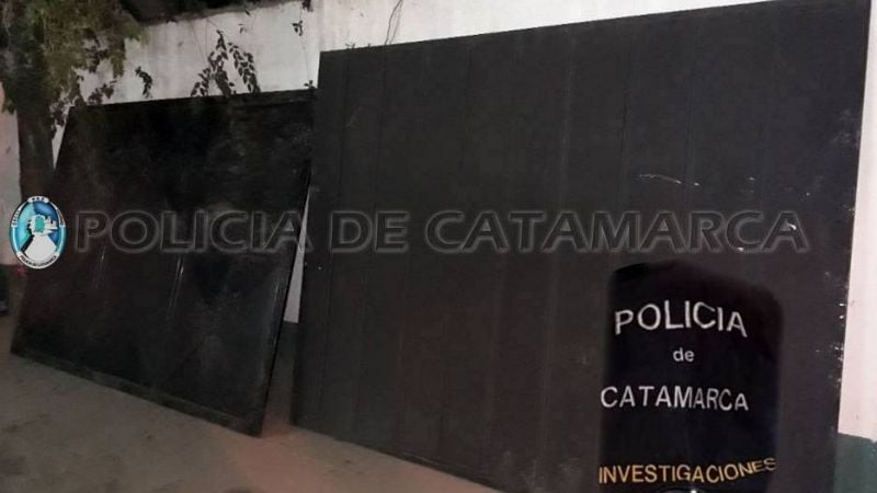 Recuperan dos portones robados