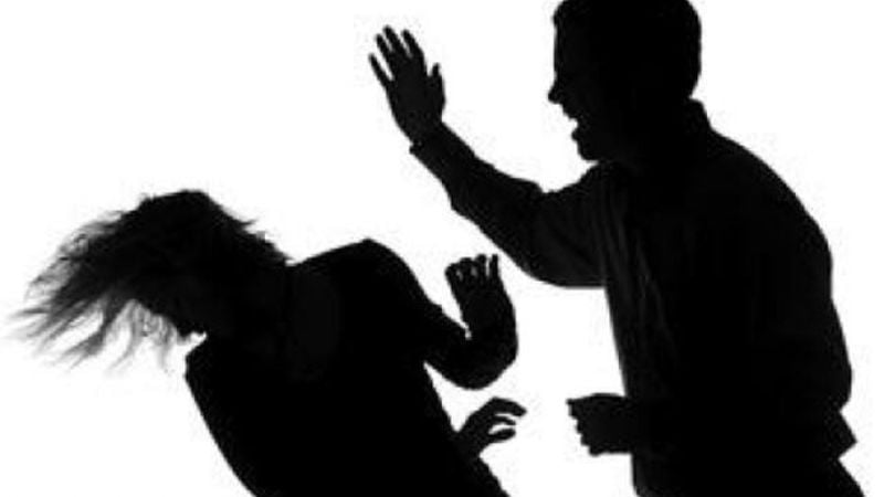 Dos aprehendidos por golpear mujeres