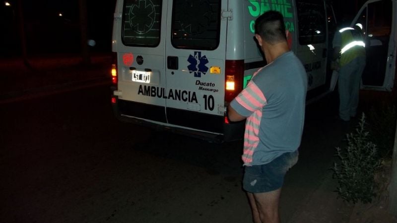 Asisten a dos tucumanos que se cayeron de la moto