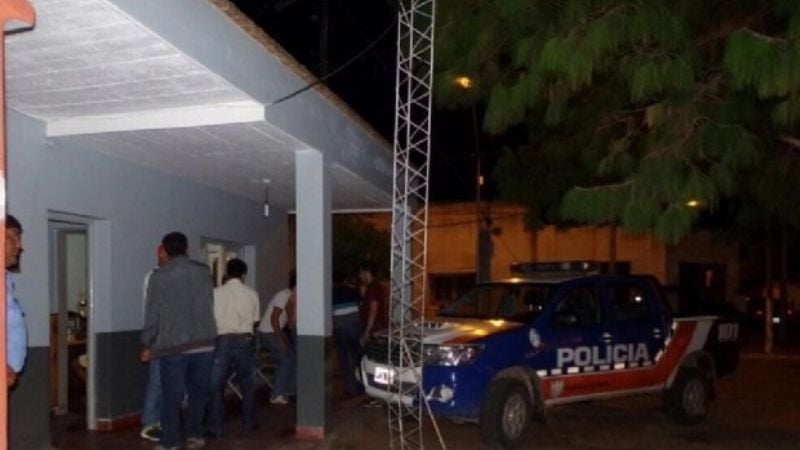 Policías le preguntaron sus datos y les respondió con trompadas