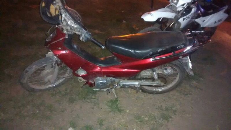 Jóvenes derraparon en su moto y terminaron heridos