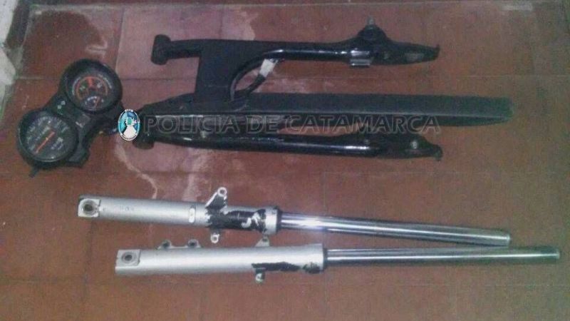 Aprehendieron a un joven cuando vendía motopartes