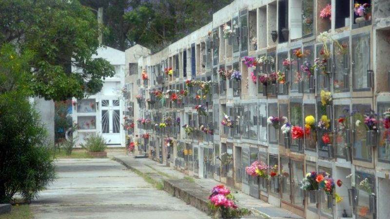Aprehendieron a un joven que robaba placas de bronce en el cementerio