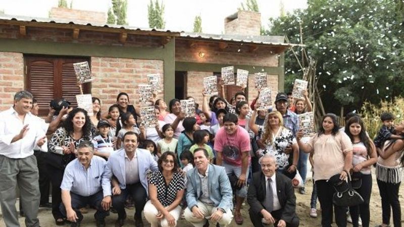 La Gobernadora entregó viviendas rurales en Santa María