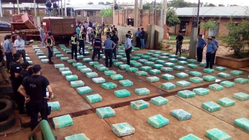 Encuentran un camión abandonado con 60 millones de pesos en marihuana