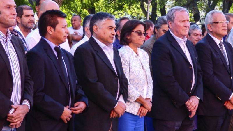 Senadores en la entrega de equipos viales para rutas provinciales