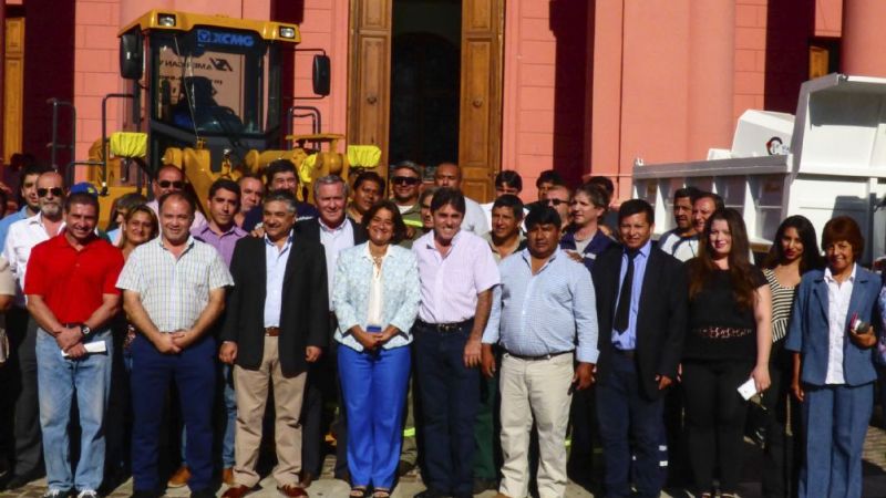 Senadores en la entrega de equipos viales para rutas provinciales