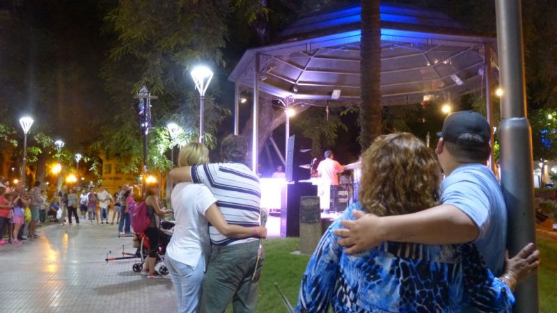 Los enamorados tuvieron su homenaje con cálidas serenatas