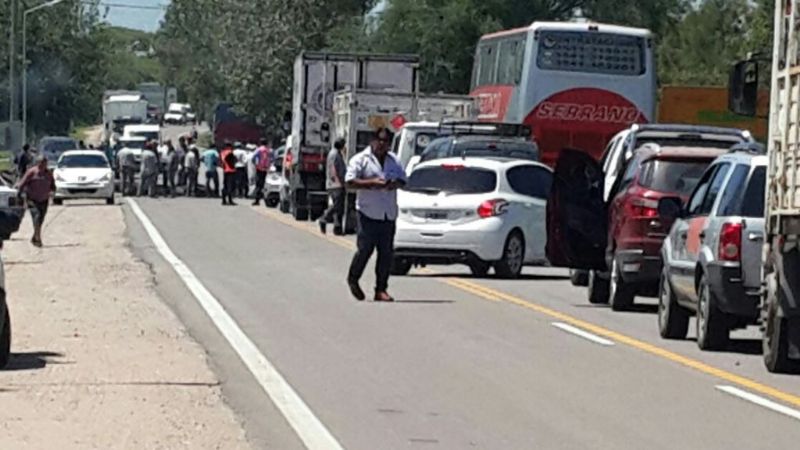 Tabacaleros cortan ruta 64